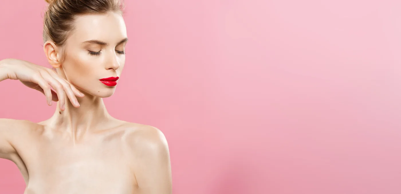 Brunetka z czerwonymi ustami na różowym tle